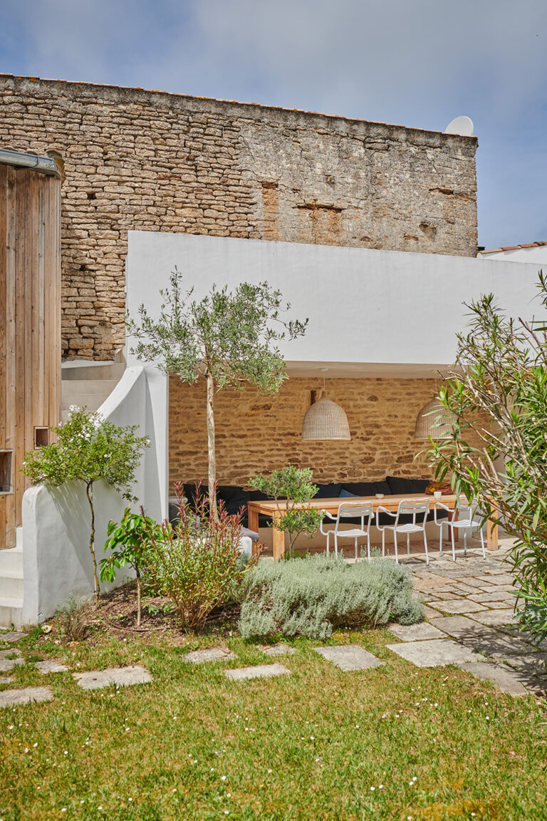 Maison en pierre, balcon en chaux? Salon de jardin sous le baslcon.