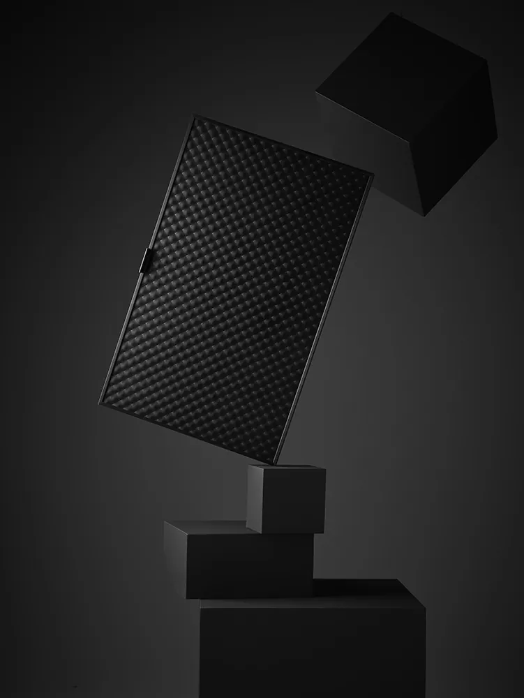 Image design réalisée en 3D monochrome fond et forme noirs : porte de placard de cuisine facettée en équilibre sur des cubes noirs. ARTHUR BONNET ART VIEW