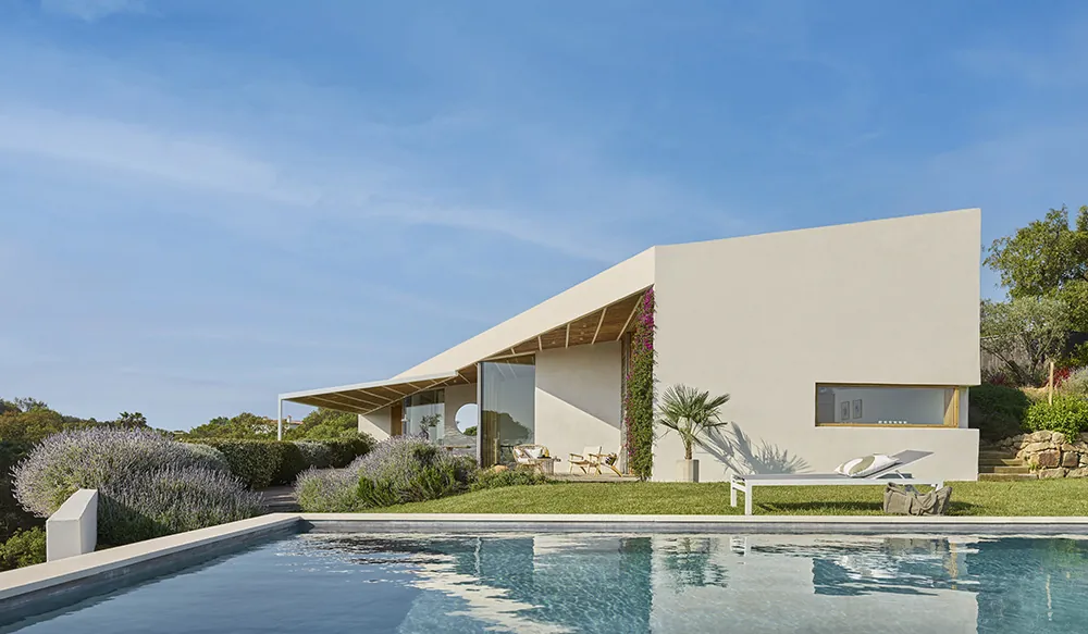 Villa méditerranéenne à l'architecture contemporaine avec une piscine au 1er plan. La photo est baignée de soleil. Elle présente la peinture de façade de la marque Tollens